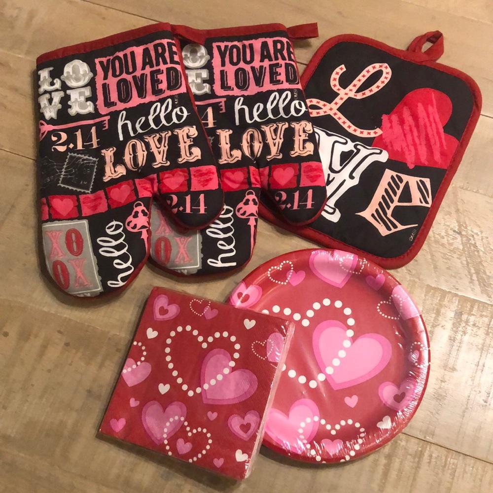 Valentine’s Day Pot Holders & Heart Plates & Napkins ❤️